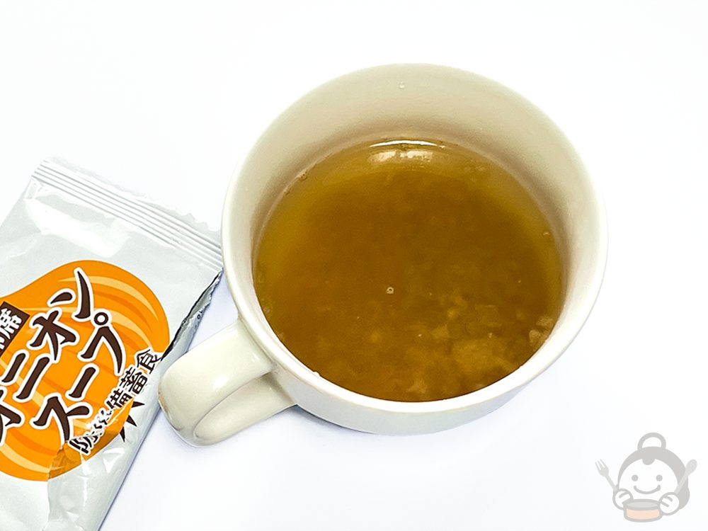 即席オニオンスープにお湯を注いだところ