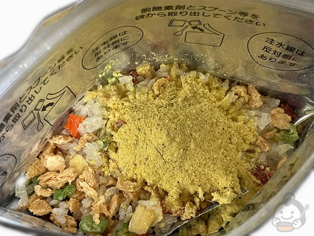尾西の栄養＋パエリア 最初に調味粉末を入れる