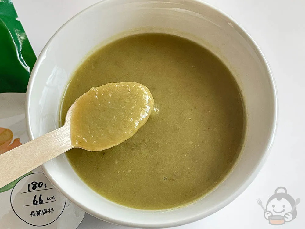 IZAMESHI SOUP 枝豆とブロッコリーのグリーンスープをスプーンで掬ったところ
