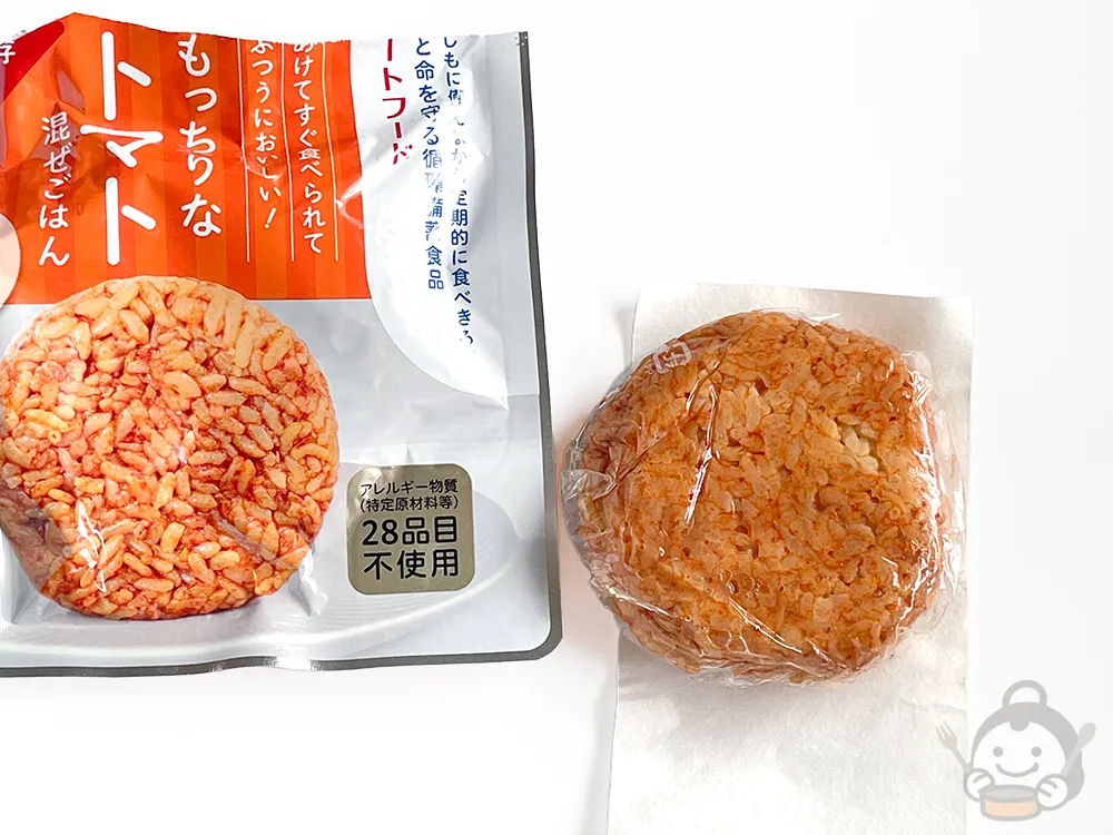 ハートフード長期保存おにぎり トマト パッケージを開封