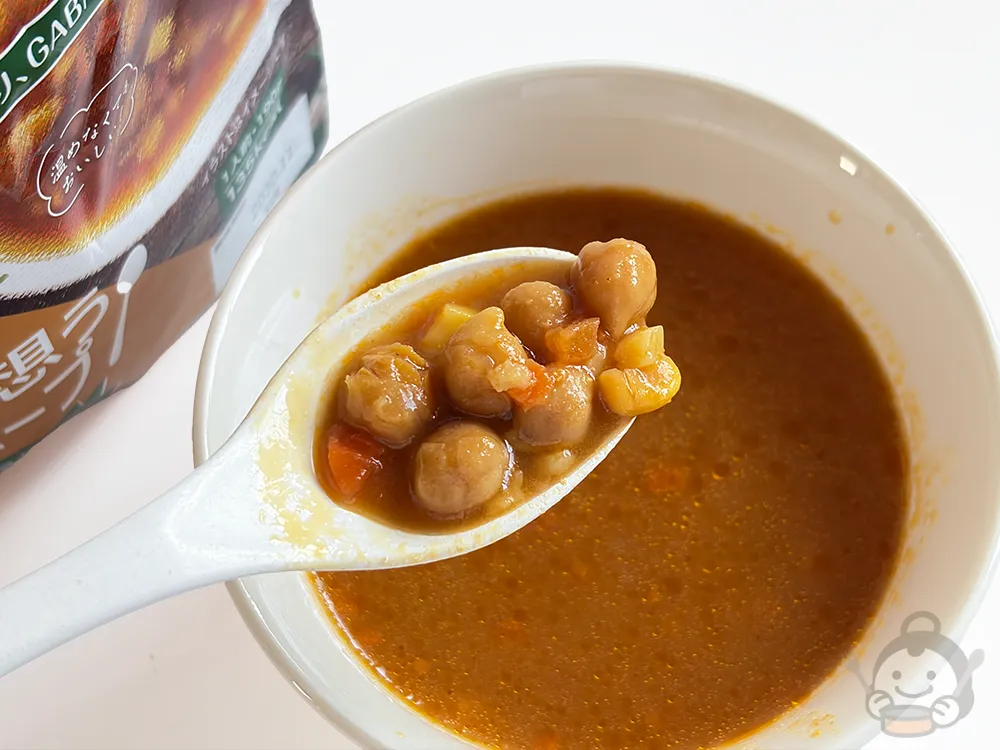 からだを想う 野菜スープ ひよこ豆カレーをスプーンで掬ったところ