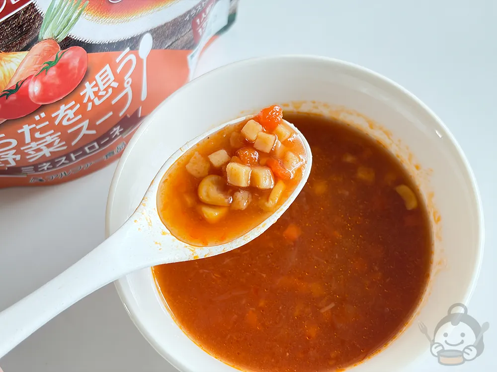 からだを想う 野菜スープ ミネストローネをスプーンで掬ったところ